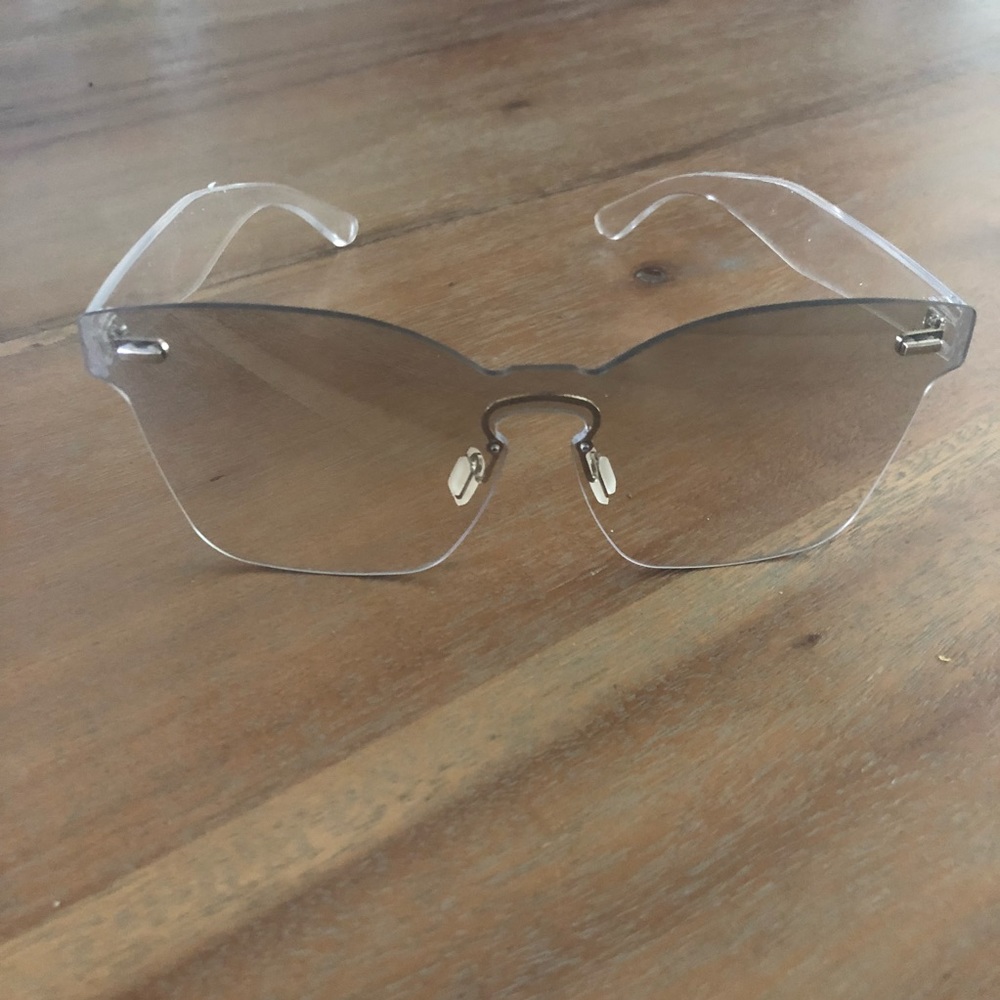 🏖 stylish silver and gray sunglasses ⛱